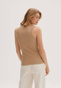 OPUS SLIM FIT RIB - Top - sweet almond