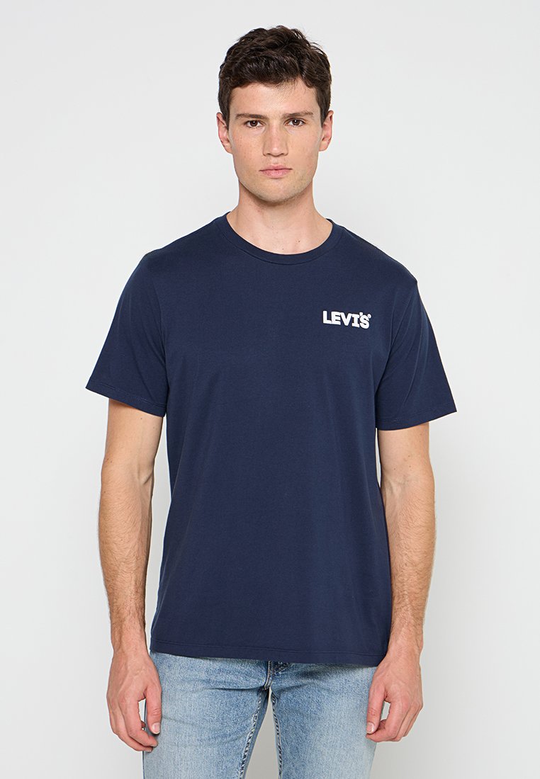 Camiseta de algodón azul marino con mangas cortas, cuello redondo y logo blanco "LEVI'S" en el frente. Textura suave y corte regular.