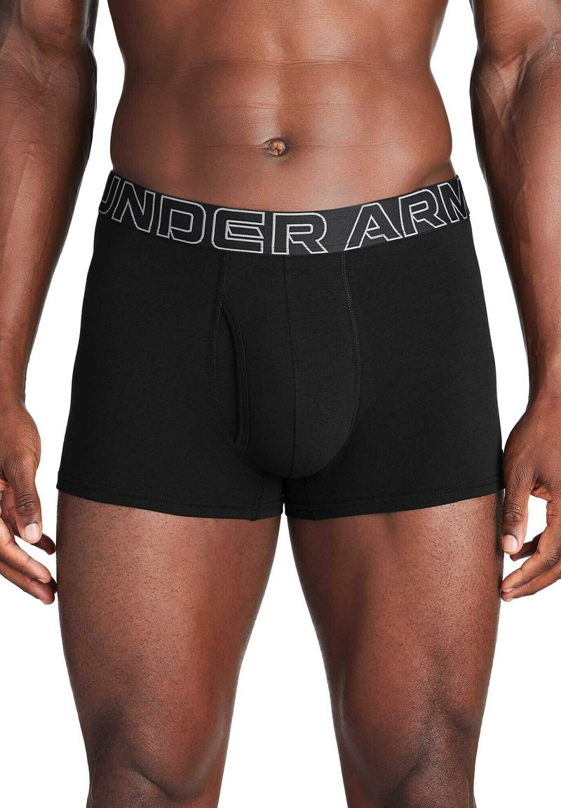 Schwarze Boxershorts aus weichem, dehnbarem Material. Sie verfügen über einen elastischen Bund mit "UNDER ARMOUR"-Logo und einem vorderen Pouch-Design.
