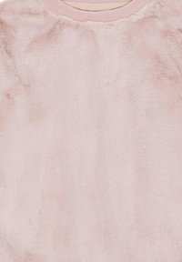 Rosa plyschtröja med en mjuk, strukturerad yta och en rundad halsringning med ribbad kant. Lämplig för avslappnad användning.