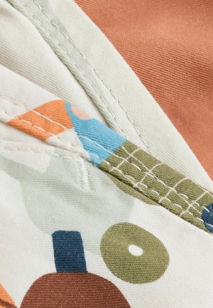 Baumwollstoff mit einer Mischung aus Farben, darunter Orange, Blau, Grün und Braun. Strukturierte Bereiche mit sichtbaren Nähten und gemusterten Designs.