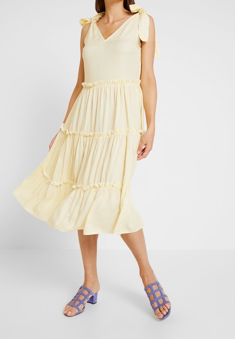 YAS Robe de jour - yellow