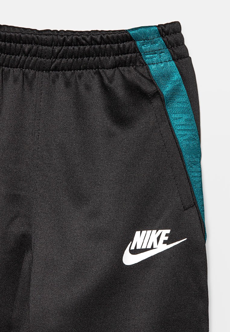 Schwarze Sportshorts mit einem türkisfarbenen Seitestreifen, elastischem Bund und einem weißen Nike-Logo auf der Vorderseite. Das Material scheint glatt und leicht zu sein.