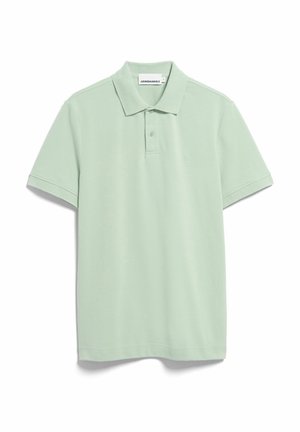 Polo à manches courtes vert clair avec col et patte de boutonnage à deux boutons, arborant un petit logo brodé sur la poitrine gauche.