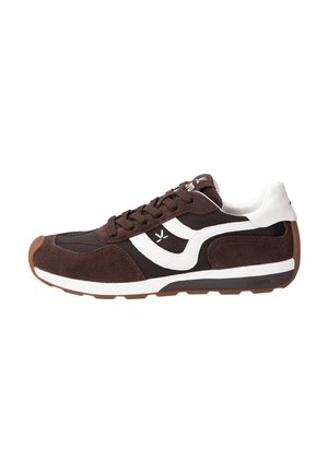 Brauner und schwarzer Sneaker mit weißen Akzenten, Schnürdesign und Gummisohle, seitlich auf weißem Hintergrund gezeigt.