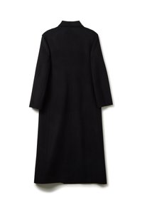 Lungo cappotto nero in misto lana, presenta una linea dritta con un colletto alto, maniche lunghe e un design minimalista senza hardware visibile.