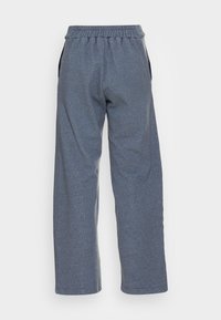 Calças de moletão cinzentas em mistura de lã, com um cós elástico, pernas largas, bolsos laterais e um acabamento texturizado. Design simples e casual.