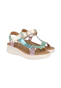 Sandalias multicolor con tiras metálicas de textura suave en oro, verde menta y rosa sobre una suela de plataforma blanca con plantilla acolchada.