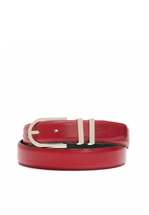 Czerwony skórzany pasek z prostokątną metalową klamrą w kolorze srebrnym, wyposażoną w dwa równolegle umiejscowione zęby. Gładka tekstura i minimalna ilość detali.