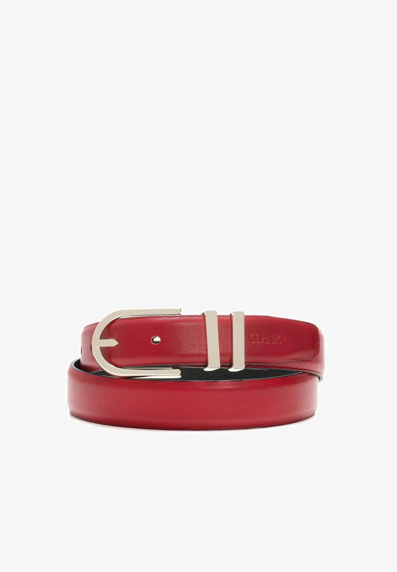 Czerwony skórzany pasek z prostokątną metalową klamrą w kolorze srebrnym, wyposażoną w dwa równolegle umiejscowione zęby. Gładka tekstura i minimalna ilość detali.