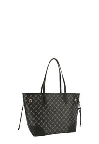 Bolso tote negro con tela estampada que presenta diseños de hojas, acentos de cuero y dos correas para el hombro. Detalle de cierre con cordón ajustable.