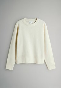 Svetlofialový sveter vyrobený z mäkkej, textúrovanej látky. Má okrúhly výstrih, dlhé rukávy a žebrované manžety a lem.