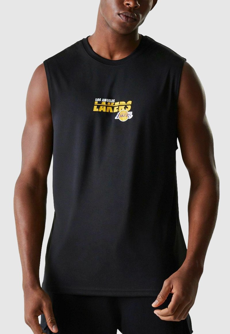 Schwarzes ärmelloses T-Shirt mit "Los Angeles Lakers" Grafik in Gelb und Weiß, aus glattem Stoff gefertigt, mit Rundhalsausschnitt und athletic Fit.