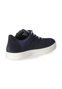 Zapatillas de ante en color azul marino, con suela de goma blanca, punta redondeada y acentos texturizados. Cordones y un diseño minimalista.