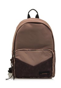 Brauner Nylon-Rucksack mit einer vorderen Reißverschlusstasche. Besitzt ein Chevron-Design in dunklerem Braun und schwarzen Akzenten. Verstellbare Riemen sind enthalten.