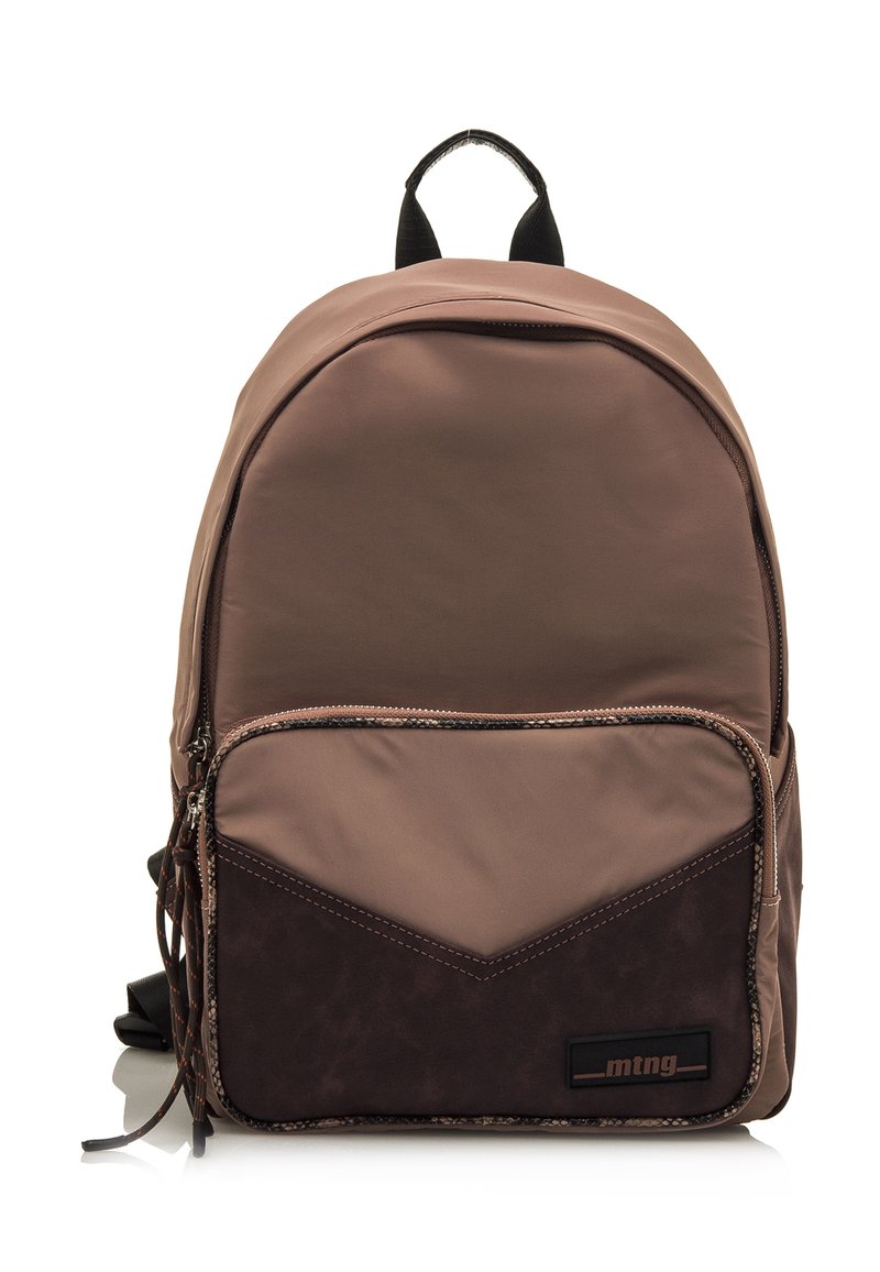 Brauner Nylon-Rucksack mit einer vorderen Reißverschlusstasche. Besitzt ein Chevron-Design in dunklerem Braun und schwarzen Akzenten. Verstellbare Riemen sind enthalten.