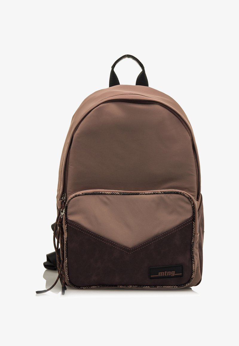 Zaino in nylon marrone con una tasca frontale con zip. Presenta un design a zigzag in marrone scuro e accenti neri. Include spallacci regolabili.