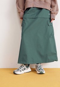 Nike Sportswear TECH HERA - Sapatilhas - light smoke grey/dark smoke grey/vintage green/sail