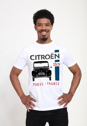 Hvid T-shirt med en sort grafik af en Citroën bil, hvor der står "PARIS • FRANCE" i rød og "2cv" i sort og teal accenter.