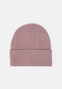 Cappello beanie in morbido tessuto rosa chiaro; presenta un risvolto e una texture liscia; design semplice senza motivi o hardware.