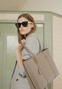 Tory Burch PERRY TRIPLE COMPARTMENT TOTE - Kandekott - clam shell