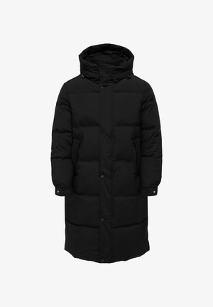 Abrigo puffer largo negro con capucha, que presenta un patrón de acolchado rectangular, bolsillos laterales con cremallera y cierres de botón en la parte delantera.