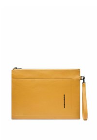 Gele leren clutch met een gladde textuur, ritssluiting en polsband. Heeft een voorkantzak en een reliëf logo-detail.