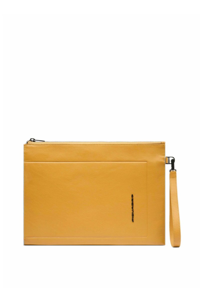 Gele leren clutch met een gladde textuur, ritssluiting en polsband. Heeft een voorkantzak en een reliëf logo-detail.