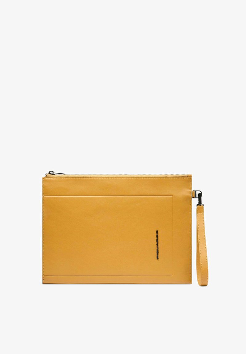 Gele leren clutch met een gladde textuur, ritssluiting en polsband. Heeft een voorkantzak en een reliëf logo-detail.