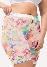 Kleurrijke fietsbroek met bloemenprint van een zachte, rekbare stof. Heeft grote roze en blauwe bloemenpatronen en een hoge tailleband voor extra comfort.