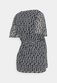 Vestido azul marino hecho de una tela ligera, con un patrón floral en blanco y azul claro, con mangas cortas y una cintura ajustada.