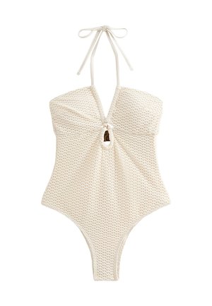 Bañador de una pieza blanco con tela texturizada, tirantes tipo halter y detalle de ojo de cerradura en el frente. Diseño elegante con piernas de corte alto.