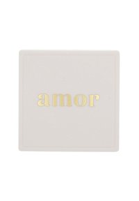 Contenedor cuadrado de color rosa pálido con la palabra "amor" grabada en dorado. Presenta un acabado texturizado y un diseño limpio y minimalista.