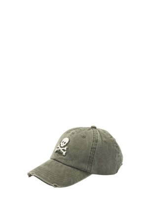 Gorra de béisbol verde desgastada con pequeños desgarrones y una calavera blanca con huesos cruzados cosida en el frente.