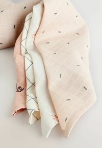 Set aus vier Baumwoll-Geschirrtüchern in hellrosa und weiß, mit gitterförmigen Mustern und verstreuten schwarzen Punkten; weiche Textur mit bedruckten Akzenten.