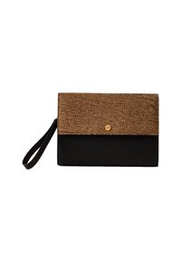 Clutch in pelle nera con una patta in tessuto marrone lavorato, dotata di chiusura a scatto dorata e di un cinturino per il polso per il trasporto.