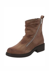Brązowy zamszowy botek za kostkę o lekko luźnym fasonie, z bocznym suwakiem, okrągłym noskiem i niskim słupkowym obcasem.