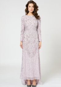 Lange lavendelkleurige jurk met ingewikkelde kralen- en sequin-details, lange mouwen, ronde hals en een asymmetrische zoom. Zilveren schoenen passen bij het ontwerp.