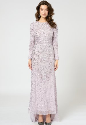 Vestito lungo lavanda con dettagli intricati in perline e paillettes, maniche lunghe, scollatura tonda e orlo asimmetrico. Scarpe argentate completano il design.