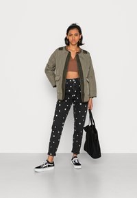 ONLY ONLCHARLEE JACKET - Casaco leve - deep lichen green