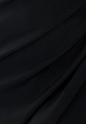 Czarna tkanina o gładkiej fakturze, charakteryzująca się miękkimi, falującymi fałdami. Materiał wydaje się lekki i płynny, odpowiedni do różnych rodzajów odzieży.