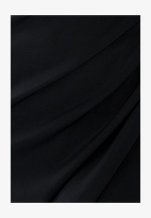 Czarna tkanina o gładkiej fakturze, charakteryzująca się miękkimi, falującymi fałdami. Materiał wydaje się lekki i płynny, odpowiedni do różnych rodzajów odzieży.