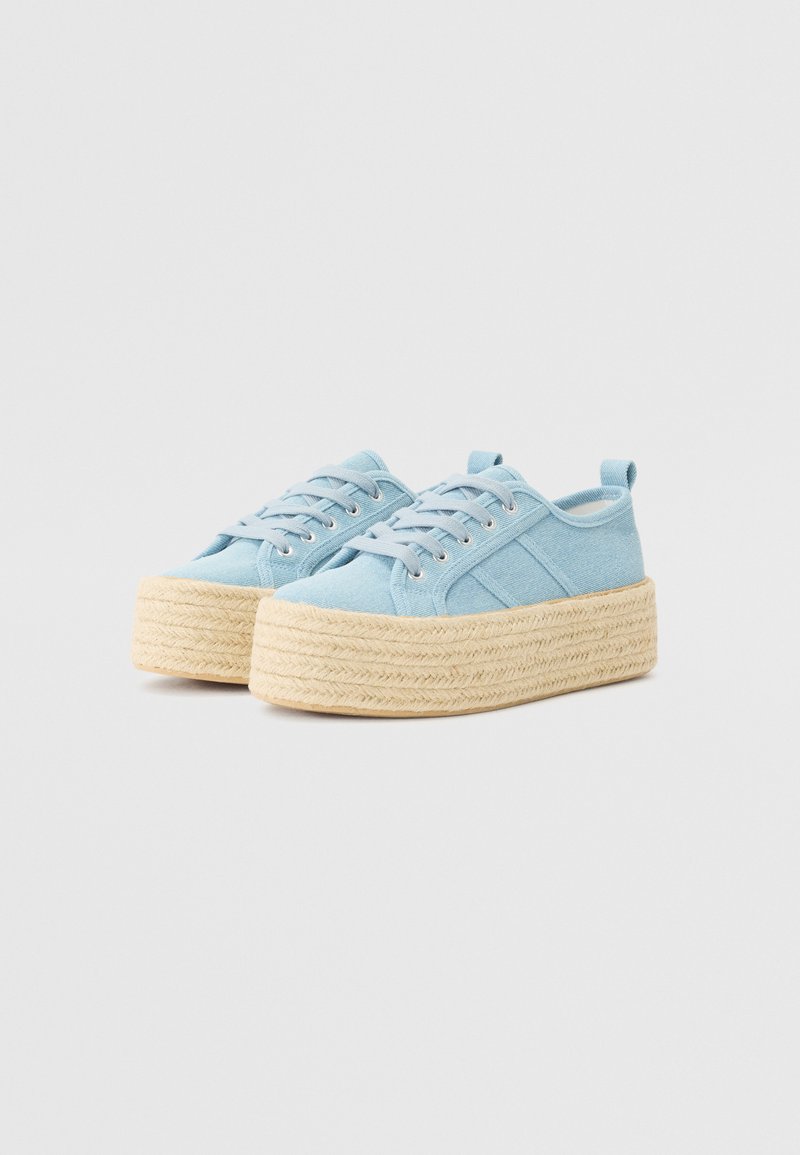 Sneakers piattaforma in tela azzurra chiara con suola in juta intrecciata, dotati di lacci e linguetta sul retro per una facile calzata.