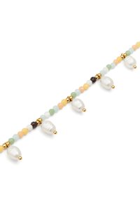 Armbandet har pärlor i pastellfärger, guldaccenter och flera vita pärldroppar. Slät textur med en delikat design.