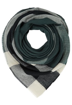 Dunkelgrüner, schwarzer, grauer und weißer karierten Schal, zusammengerollt zu einer kreisförmigen Form mit Fransen an den Enden auf weißem Hintergrund.