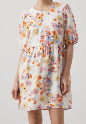 Witte jurk met losse korte mouwen en een geplooide taille, met een meerkleurig bloemenpatroon in oranje, geel, roze en blauw.