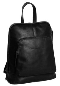 Zaino in pelle nera con una texture liscia, chiusura con zip e una tasca frontale, con un logo impressa sul pannello anteriore.