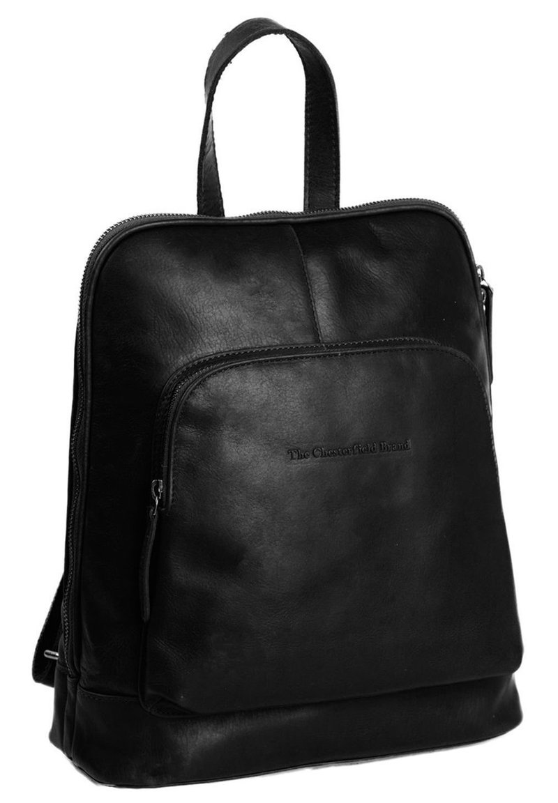 Zaino in pelle nera con una texture liscia, chiusura con zip e una tasca frontale, con un logo impressa sul pannello anteriore.