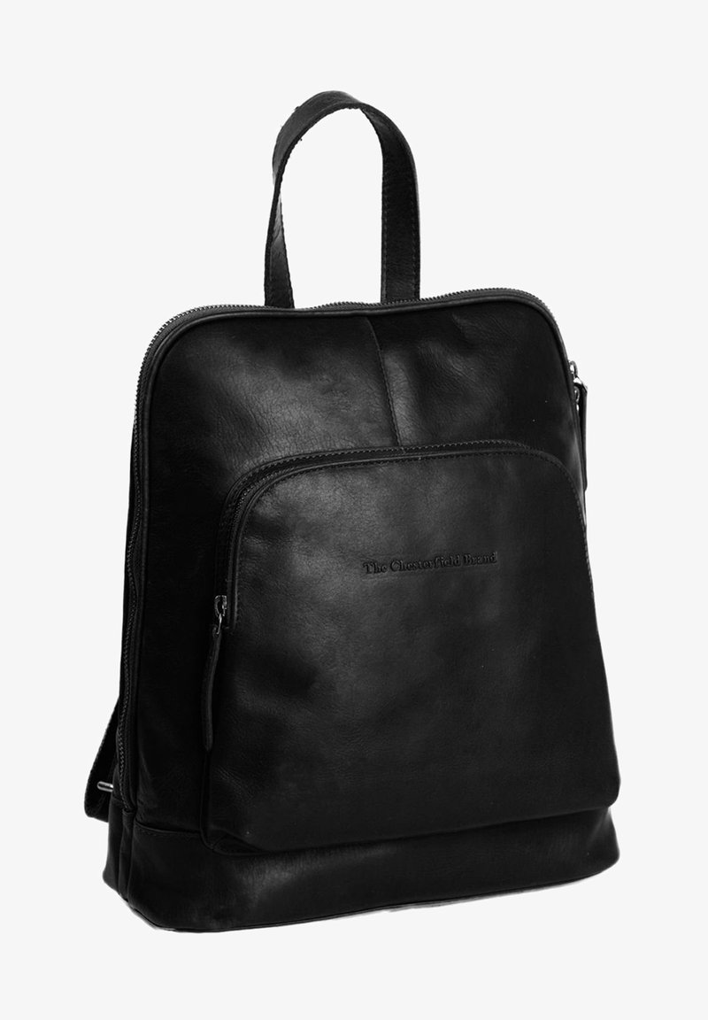Sac à dos en cuir noir avec une texture lisse, fermeture zippée et une poche avant, arborant un logo embossé sur le panneau avant.