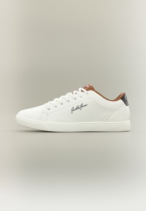 Λευκό sneaker χαμηλού προφίλ με καφέ γιακά και μαύρη ετικέτα στη φτέρνα, λευκά κορδόνια και λογότυπο "Jack & Jones" στο πλάι, εμφανιζόμενο σε πλευρική όψη.